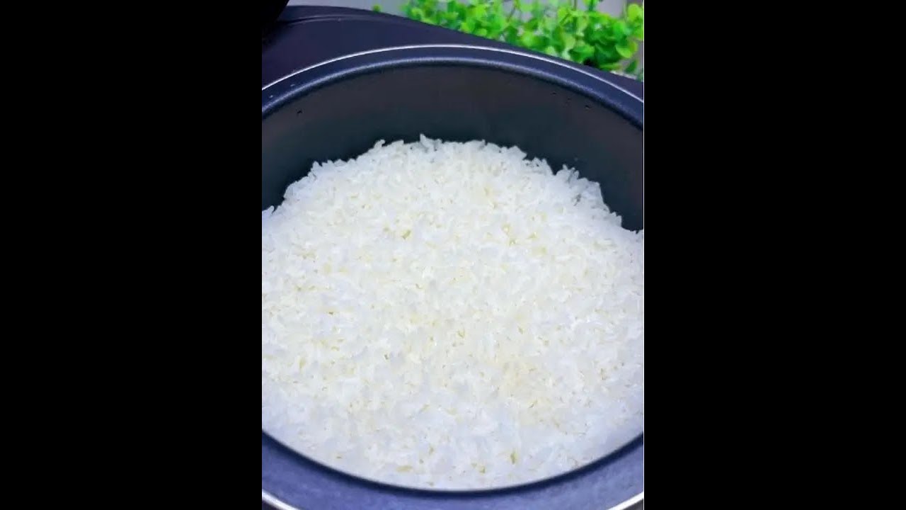 蒸米饭时，只加水蒸是大错！教你一个小妙招，米饭晶莹剔透，粒粒分明不粘连，香甜又筋道#蒸米饭技巧#妈呀太香了 #美食推荐 #大米