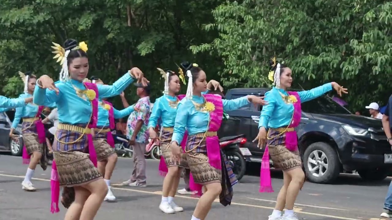 เบิ่งนางลำสวยๆๆ บุญบั้งไฟล้าน  อบต ตูมใหญ่