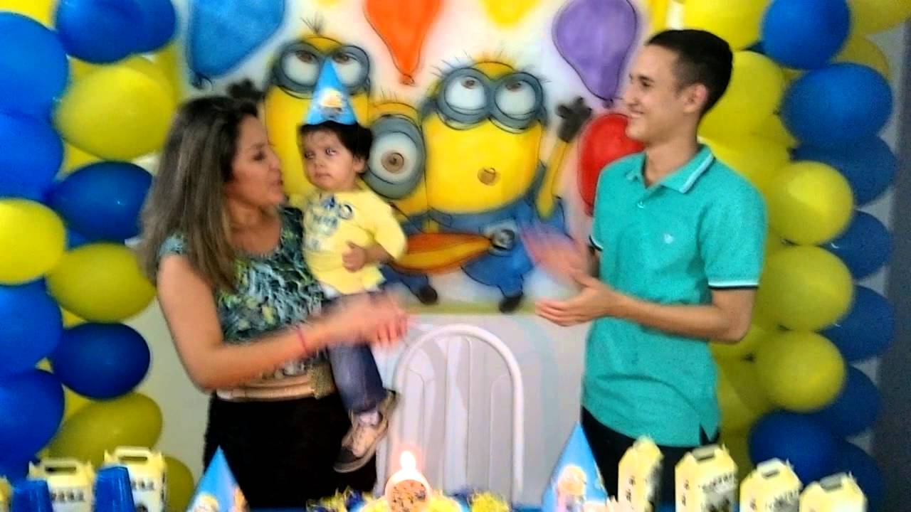 Bebê engraçado na hora dos parabéns