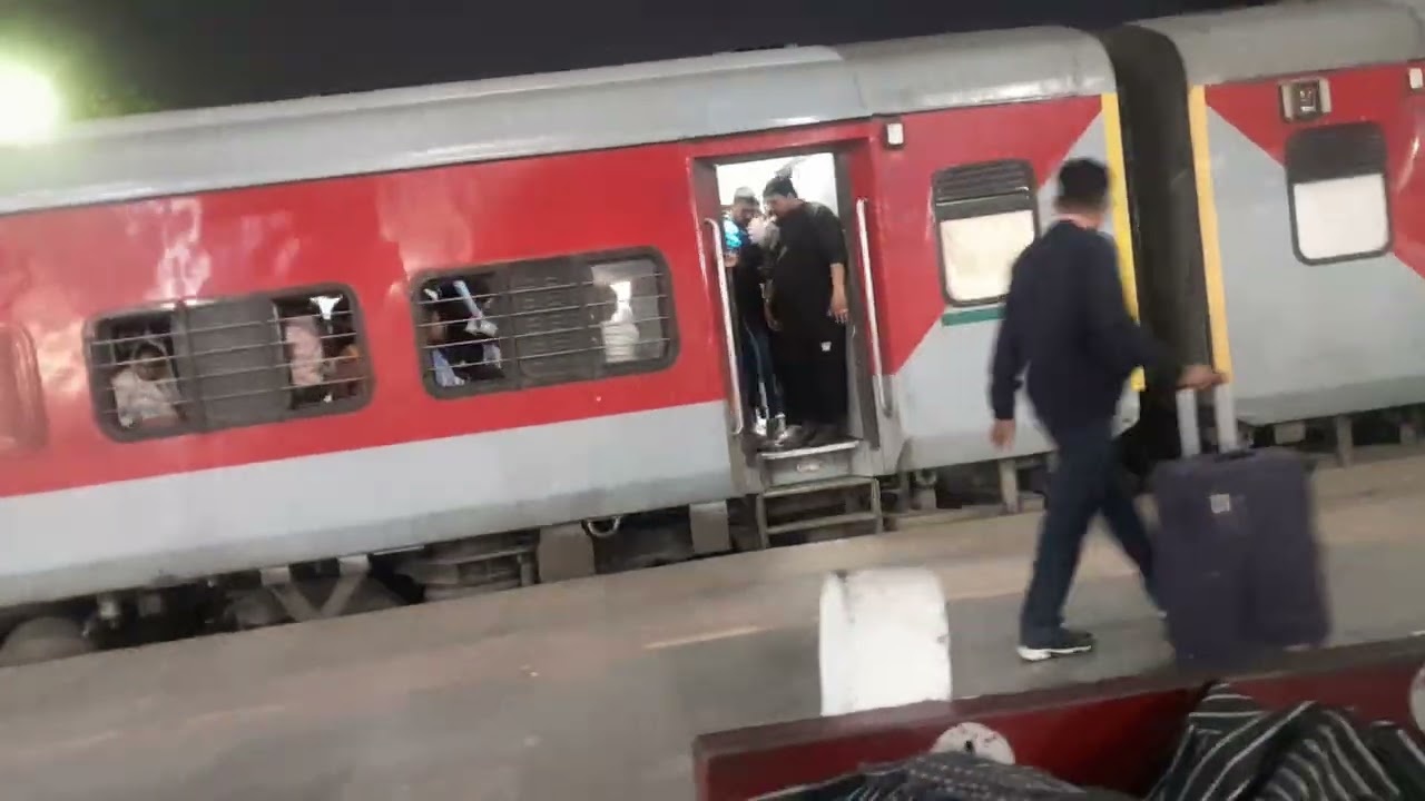 Aligarh junction se new delhi #railway #travel 