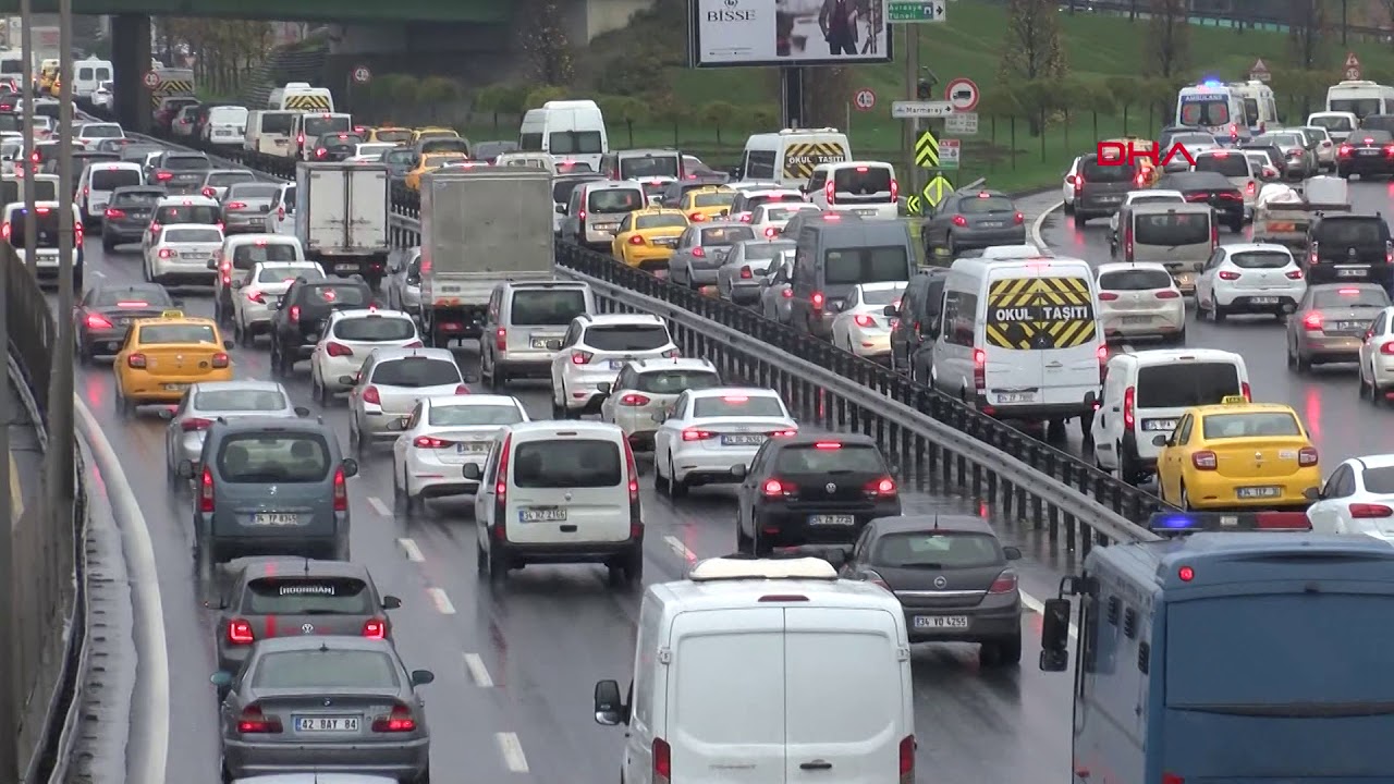 İstanbul'da yağmur ve trafik yoğunluğu (1)
