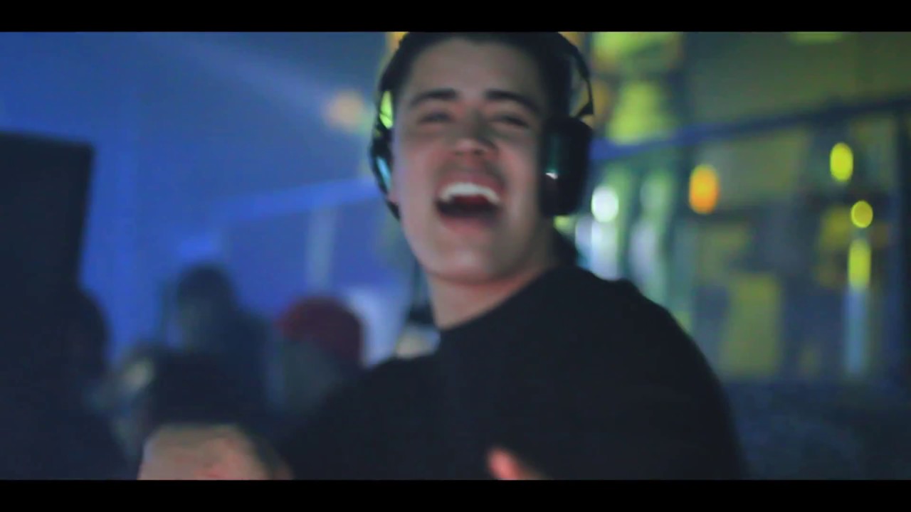 ELLA LO MENEA - DJ TONA