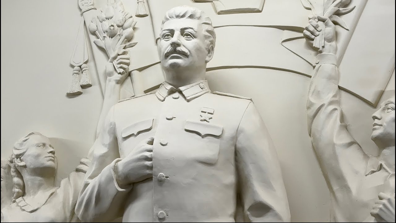 Why has a statue of Stalin appeared in the Moscow Metro?
