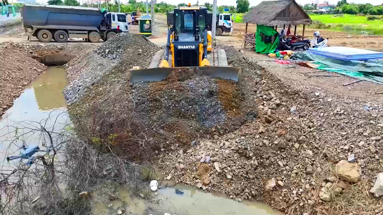 Nicely Landfill Flood Land Area Against Wall​ Completing! Skills Dozer Pushing Soil & 25t Dump Truck