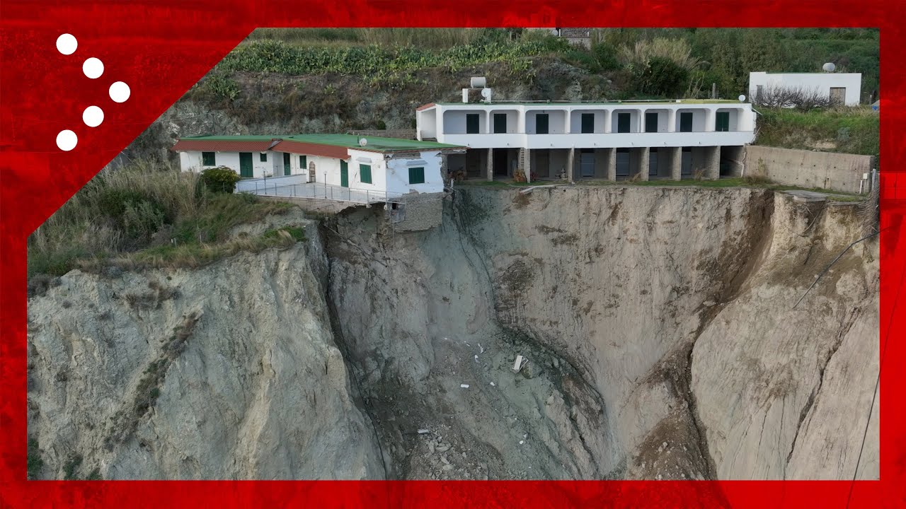 Ischia, la frana in zona spiaggia dei Maronti: edifici sull'orlo del precipizio
