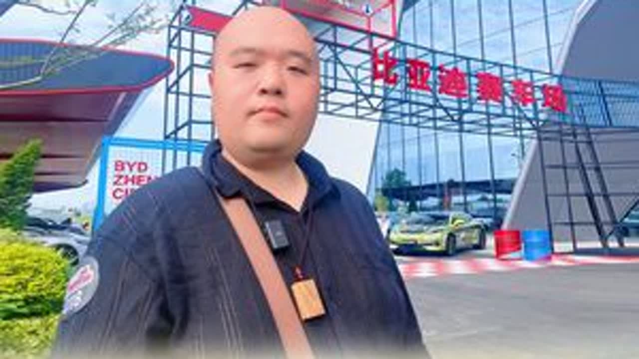 龙SIR比亚迪赛车场偶遇仰望U9 体验赛道激情感受全民赛道独特魅力