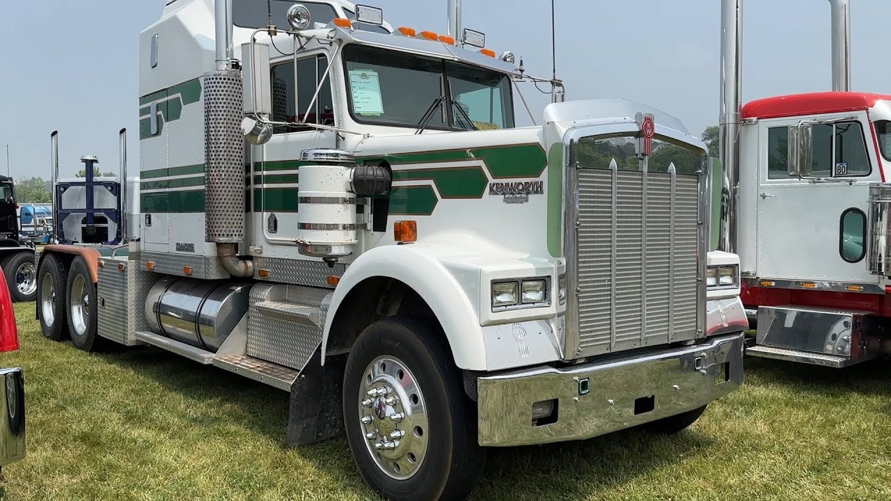 Vintage Beauty ! 1982 Kenworth W900B