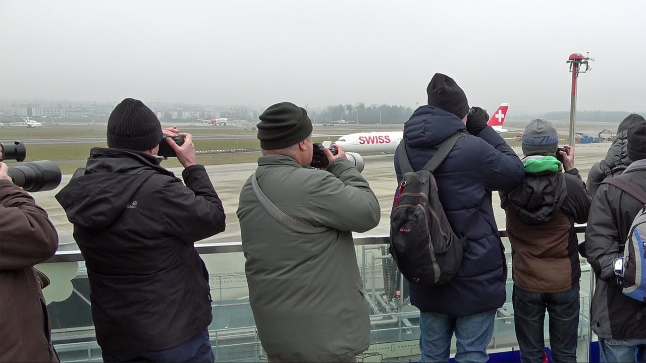 Many WEF-Planespotters at Observation Deck B, Zurich airport ZRH
