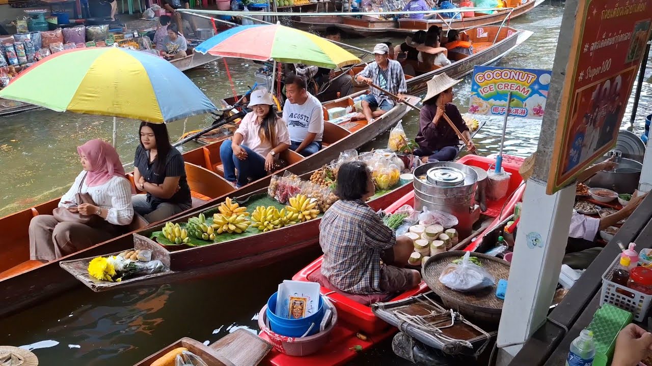 บรรยากาศคลาสสิกของตลาดน้ำคุณจะได้เห็นภาพพ่อค้าแม่ค้าพายเรือขายสินค้าและอาหารหลากหลายชนิด     