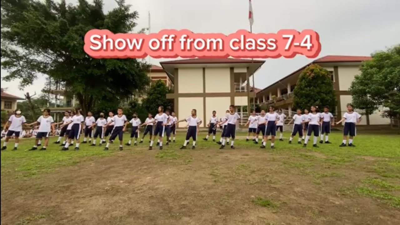 Tari kreasi “Semua guru semua murid” dan “Laskar Pelangi” dari kelas 7-4 (Bilingual Class)