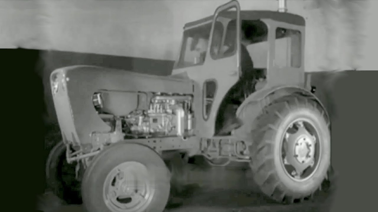Т-32 трактор. Испытание 3-х корпусным плугом. (1960).