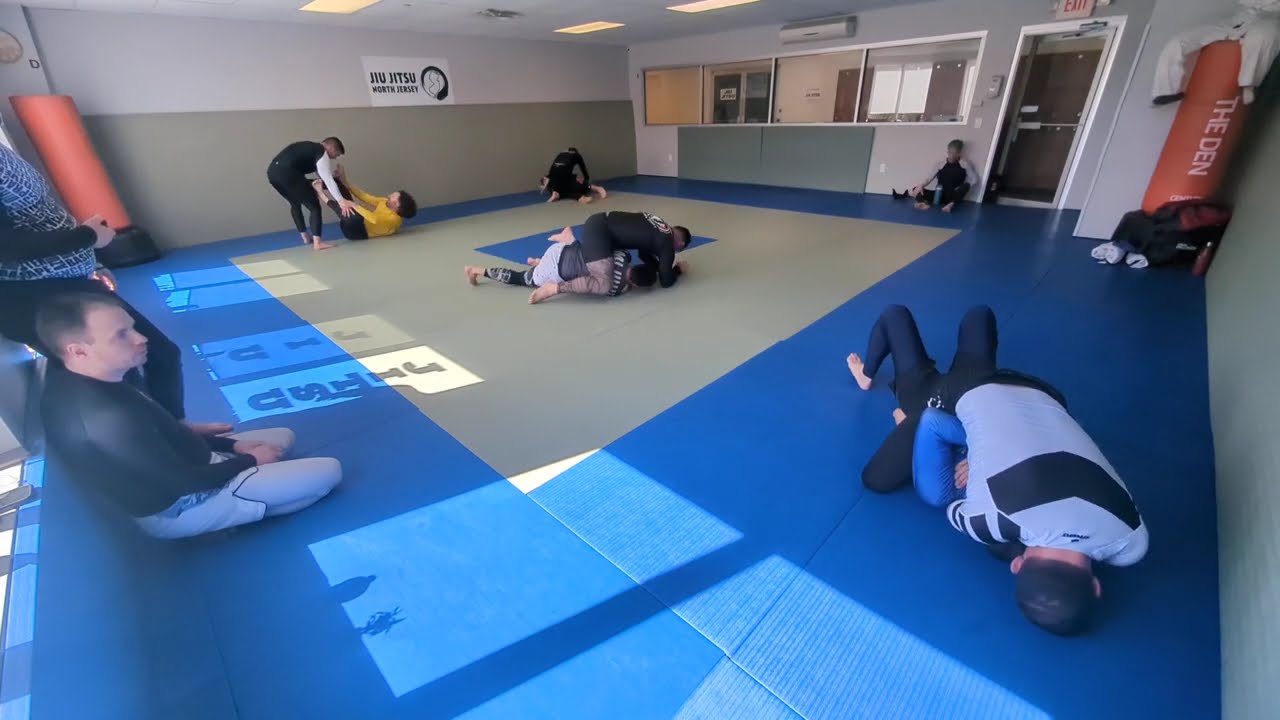 BJJ - open mat - I barely escaped an armbar at 1:40!