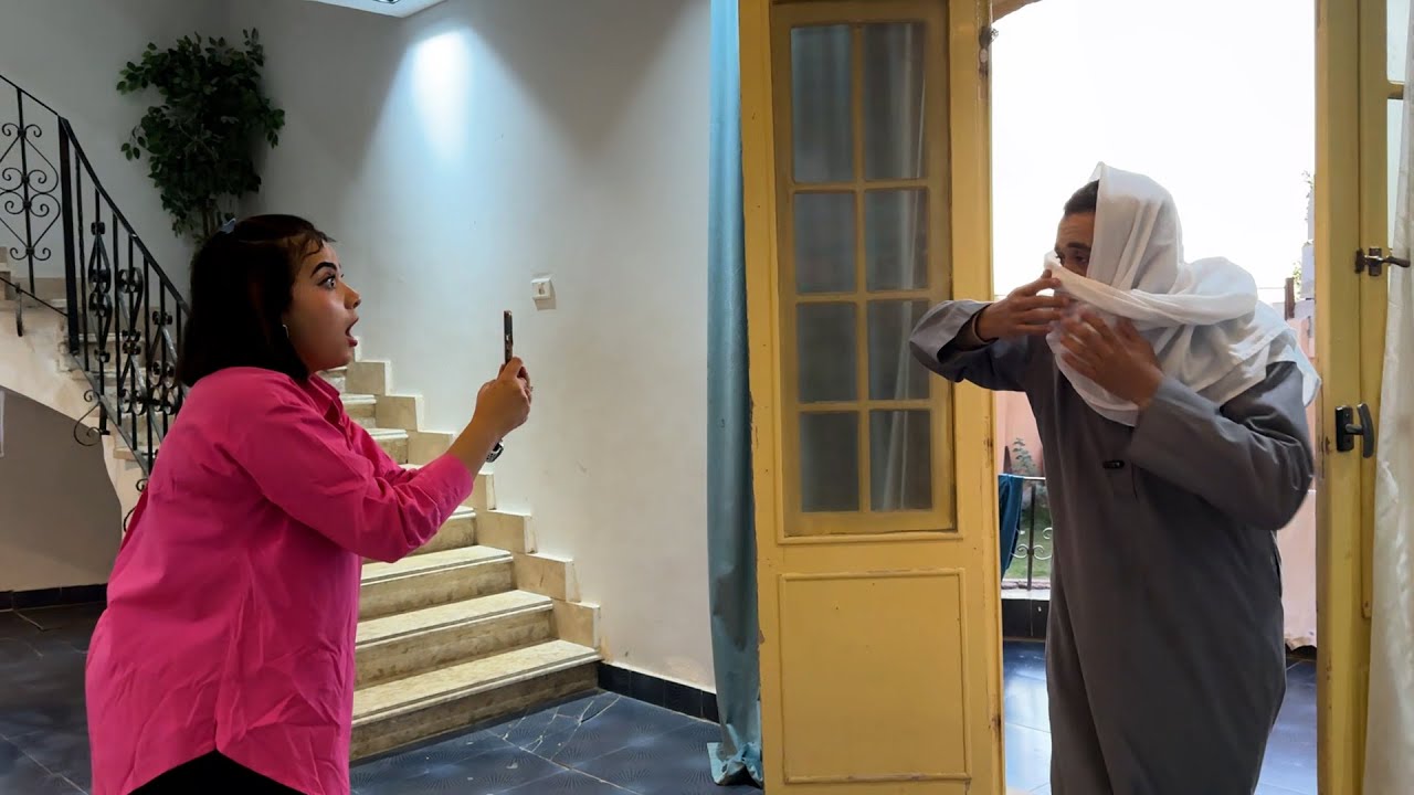 شافت واحد داخل الفيلا فصورته بس مباشر وكانت المفاجاه