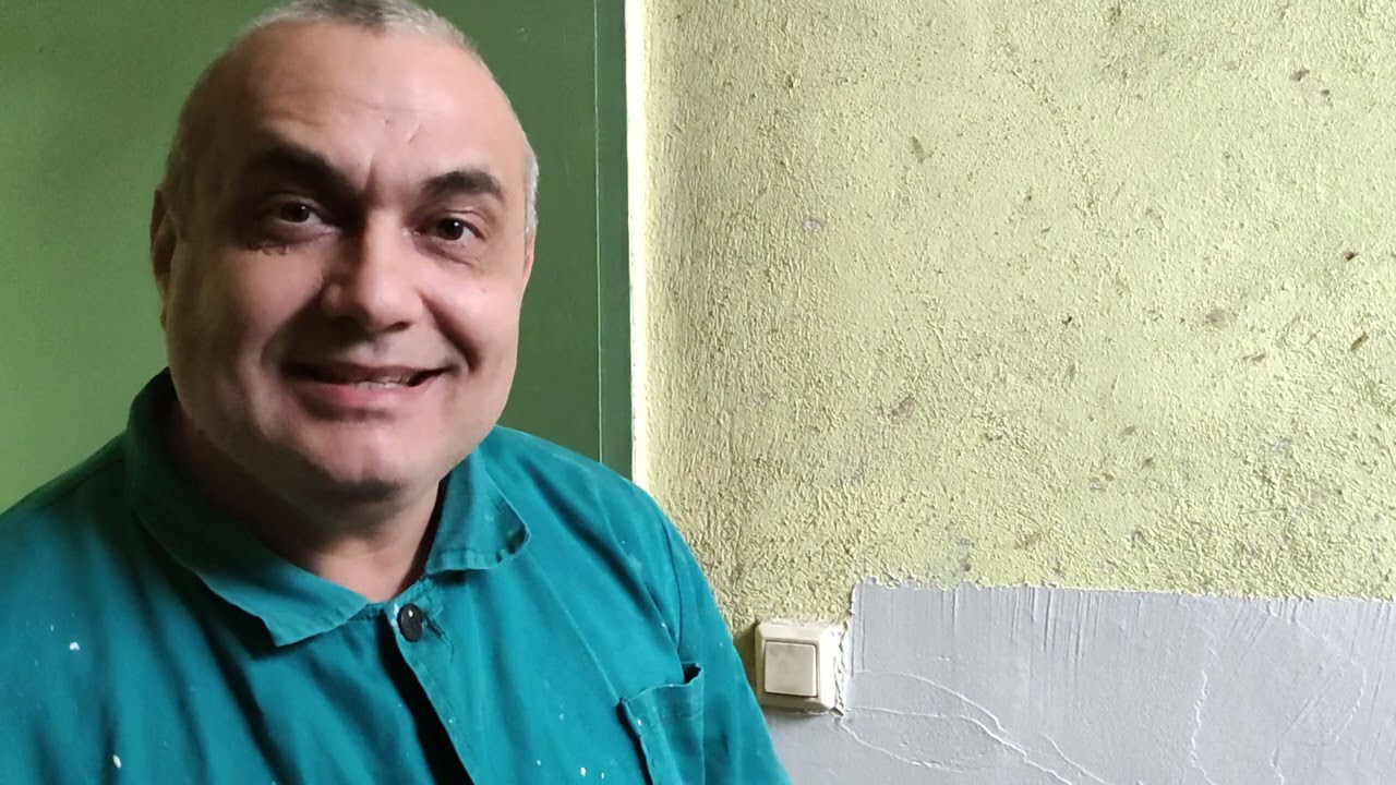 КАК СЕ ШПАКЛОВА ВЪРХУ ГРУБА ВАРОЦИМЕНТОВА МАЗИЛКА С БЯЛА ЛЕПИЛО ЦИМЕНТОВА ШПАКЛОВКА НА ДВЕ РЪЦЕ!!!