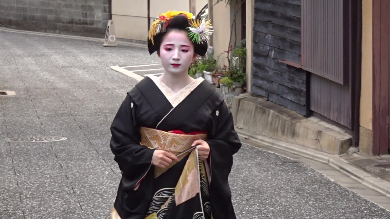 京都 上七軒 舞妓さん 梅ひなさんの新年挨拶まわり　Maiko New Year Greetings in Kamisichiken,Kyoto,Japan.