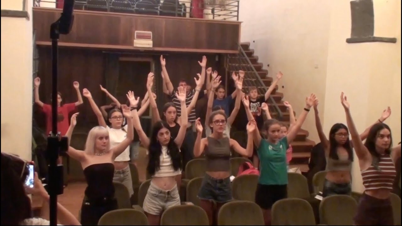 VLOG: Un giorno al Summer Camp con Valerie (coro, gare di muscoli, concerto in piazza)