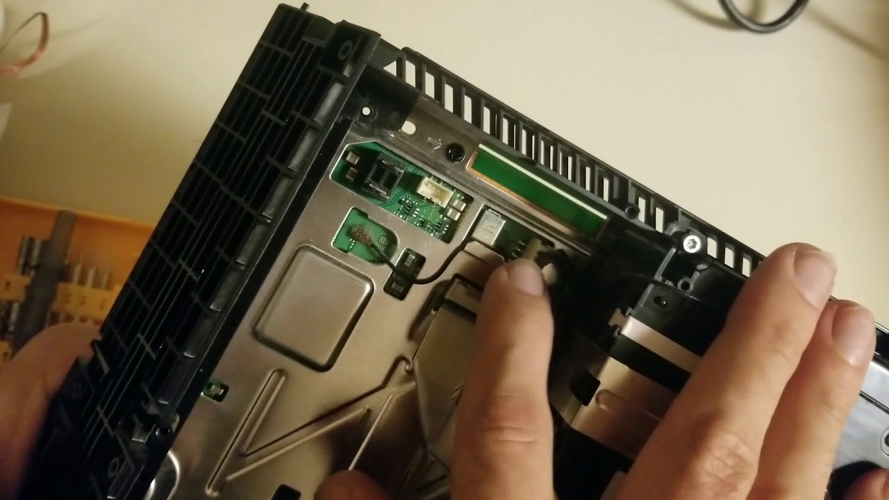 Diagnosing PS4 White Light of Death. HDMI Bad Solder.