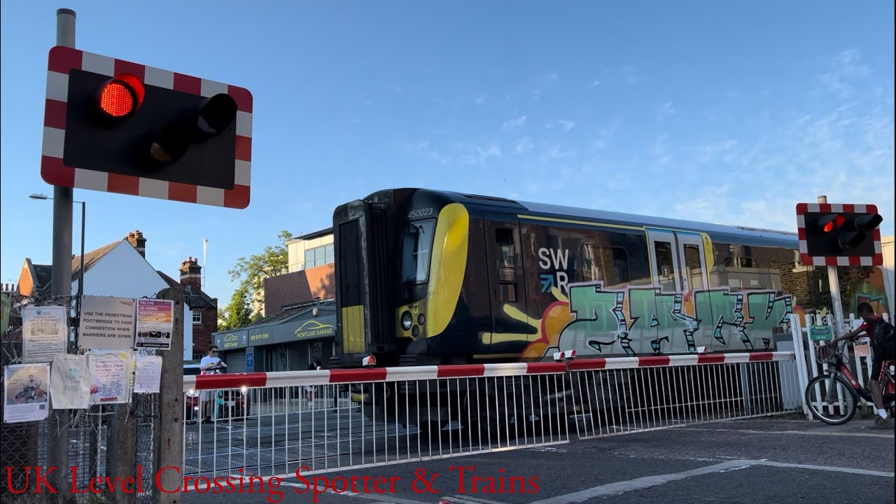 Mortlake Level Crossing, Greater London