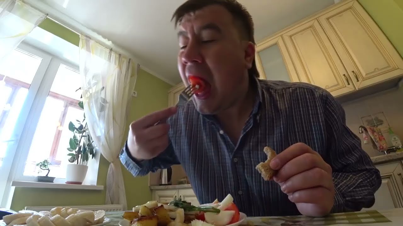 Опухший Миша на чужой кухне.