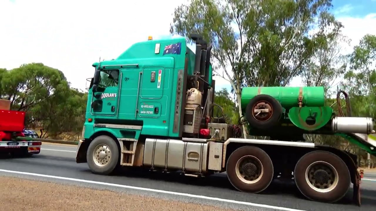 🚛. Doolan's Heavy Haulage, with Higgs Haulage helping out. Heading east on Great Eastern  Highway.