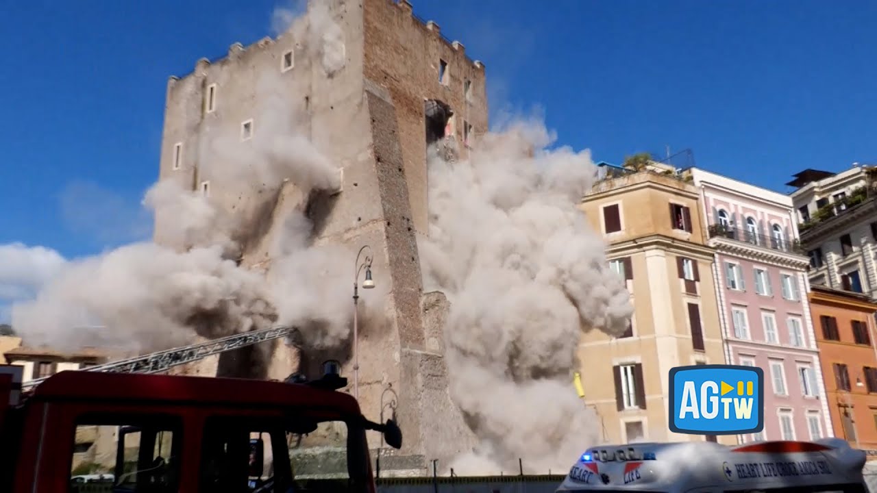 Roma, cede una torre a via dei Fori Imperiali: le immagini del secondo crollo