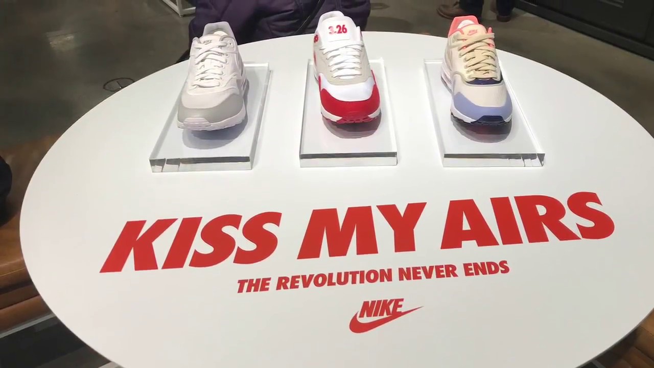 SNEAKER SHOPPING AT NIKE CHICAGO/PICKING UP AIR MAX 1 