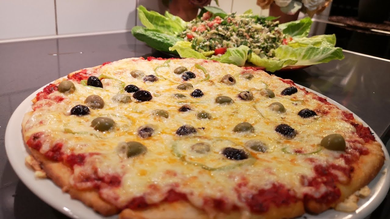 بيتزاااا 😋بالعجينة السحرية  اللذيذة😉 وصوص الطماطم مع التبلة والزعتر البري طعمة ررروعة 😍💯