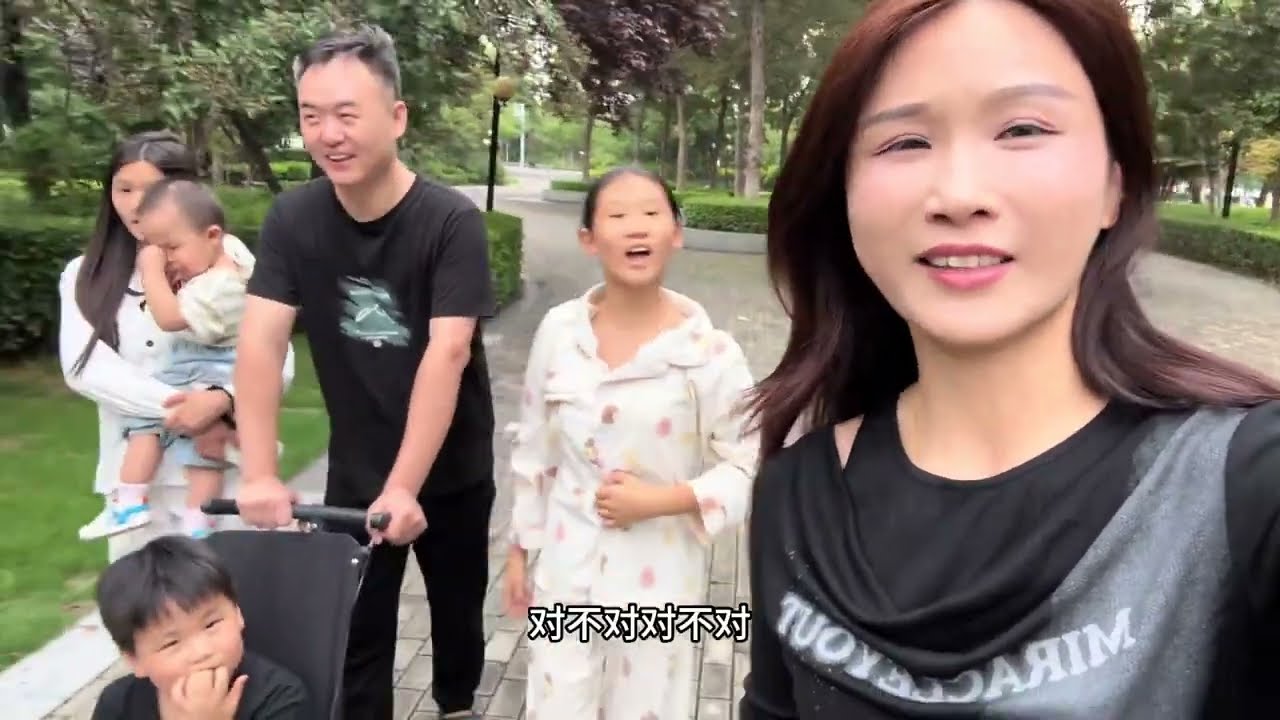 周末带着孩子逛逛公园，一言不合都能打起来！