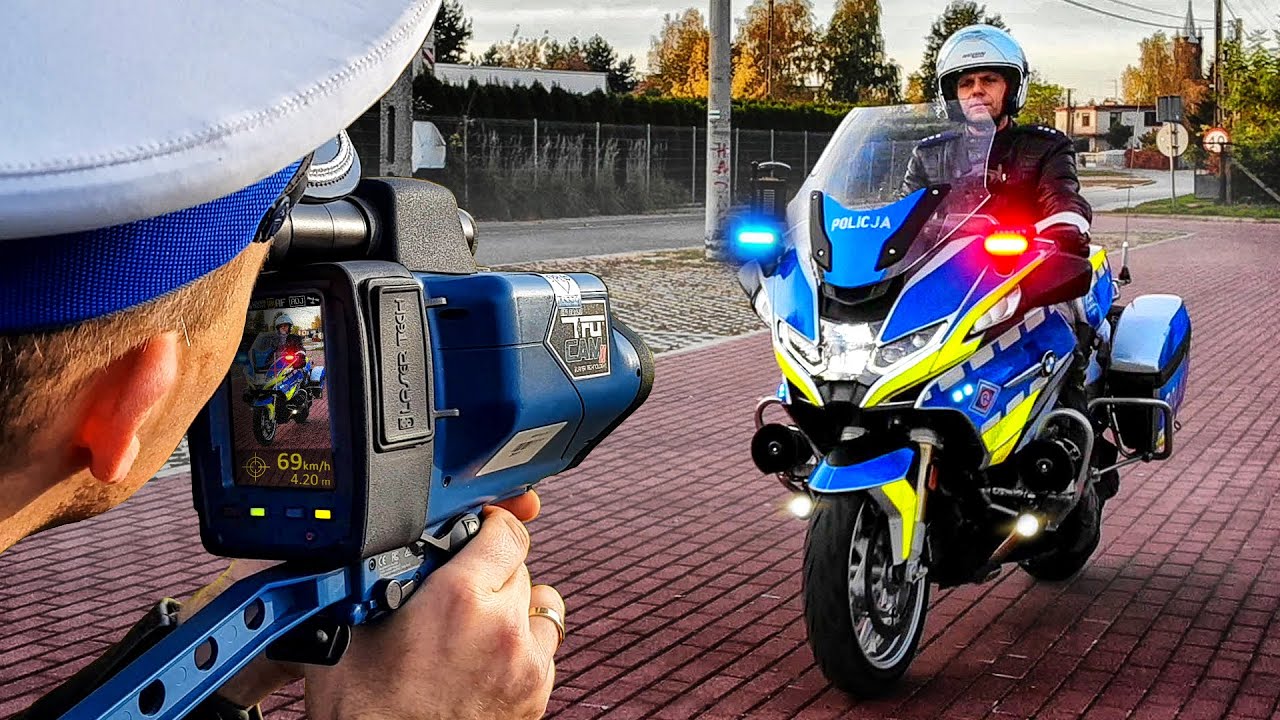 Funkcjonariusz Drogówki Pokazuje Motocykl Policyjny i Opowiada o Swojej Pracy