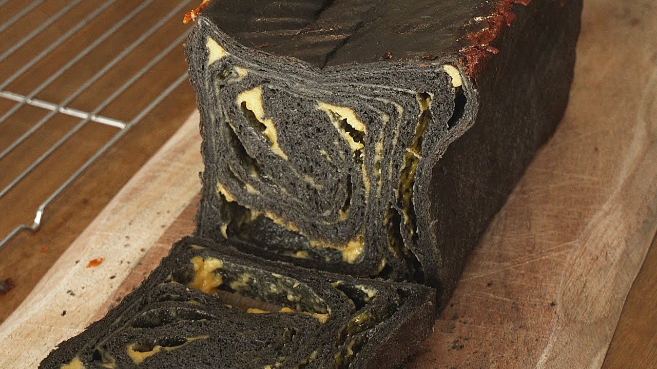 Squid Ink Cheddar Sandwich Bread / Squid Ink Bread with a Bunch of Cheddar Cheese