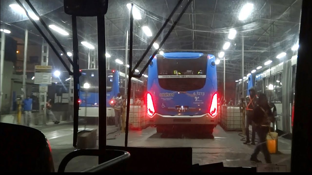 Recolhendo o ônibus para garagem após um dia de serviço