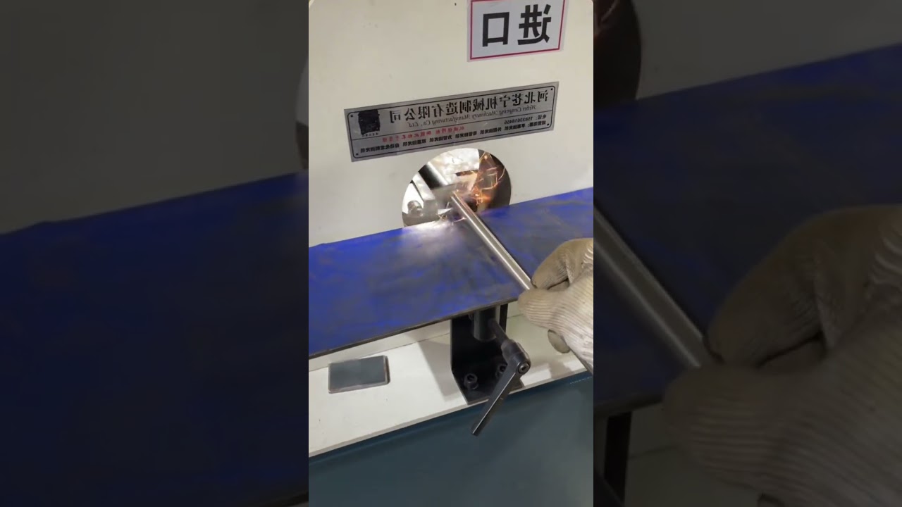 Symmetrical grinding of both sides of the parting line of the hardware tools,