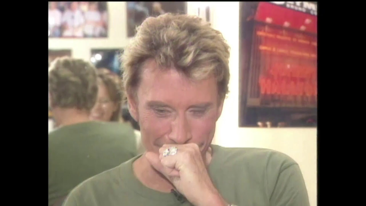 Johnny Hallyday dans sa loge avec Julie Snyder en 2000 : 