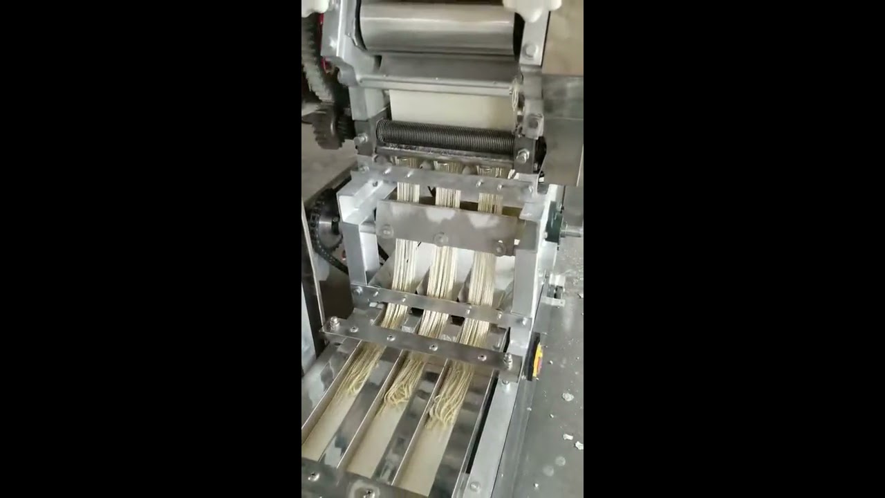 自動卷面機出廠前的測試 Testing the Automatic Noodle Rolling Machine