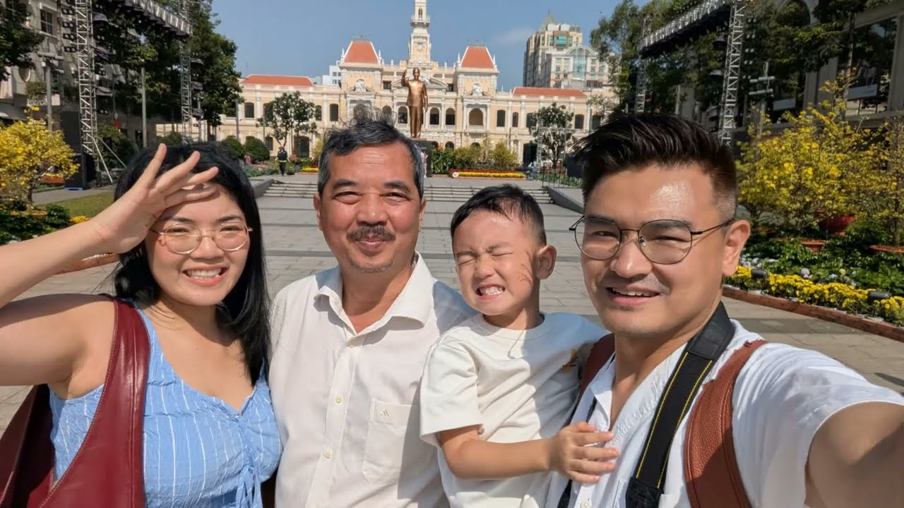 Hình ảnh Minh Khôi đi đường hoa Nguyễn Huệ Mùng 5Tết Bính Ngọ