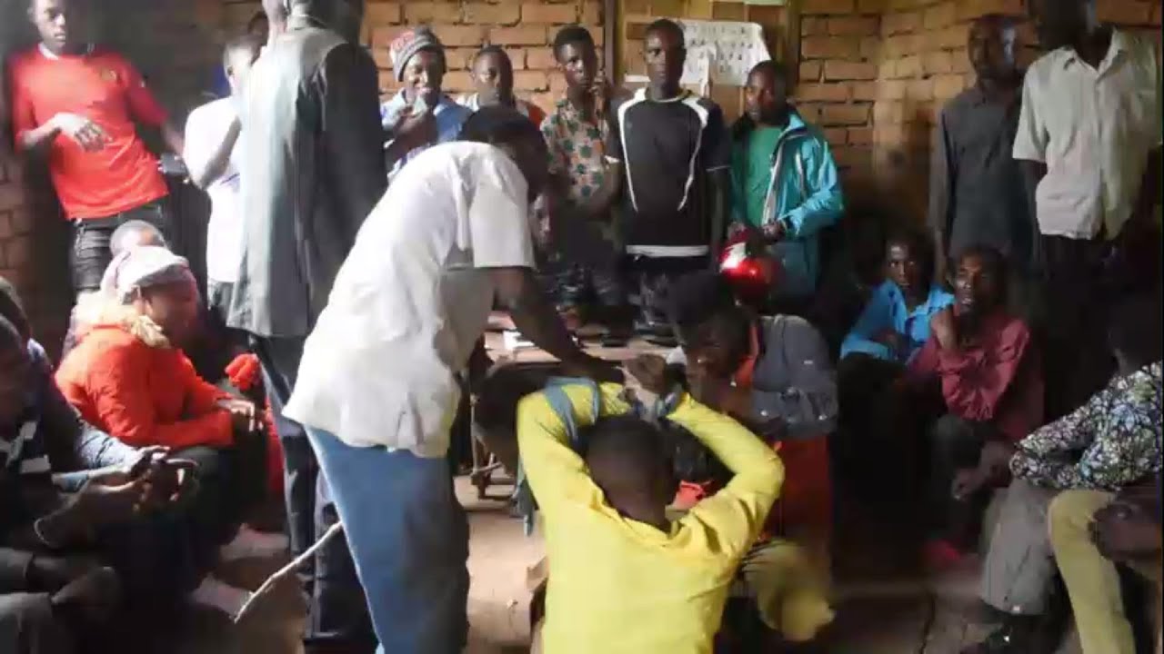 WANANCHI WAMVAA JAMAA ALIYETAKA KUITAPELI FAMILIA YA MTOTO ALIYEFUFUKA...