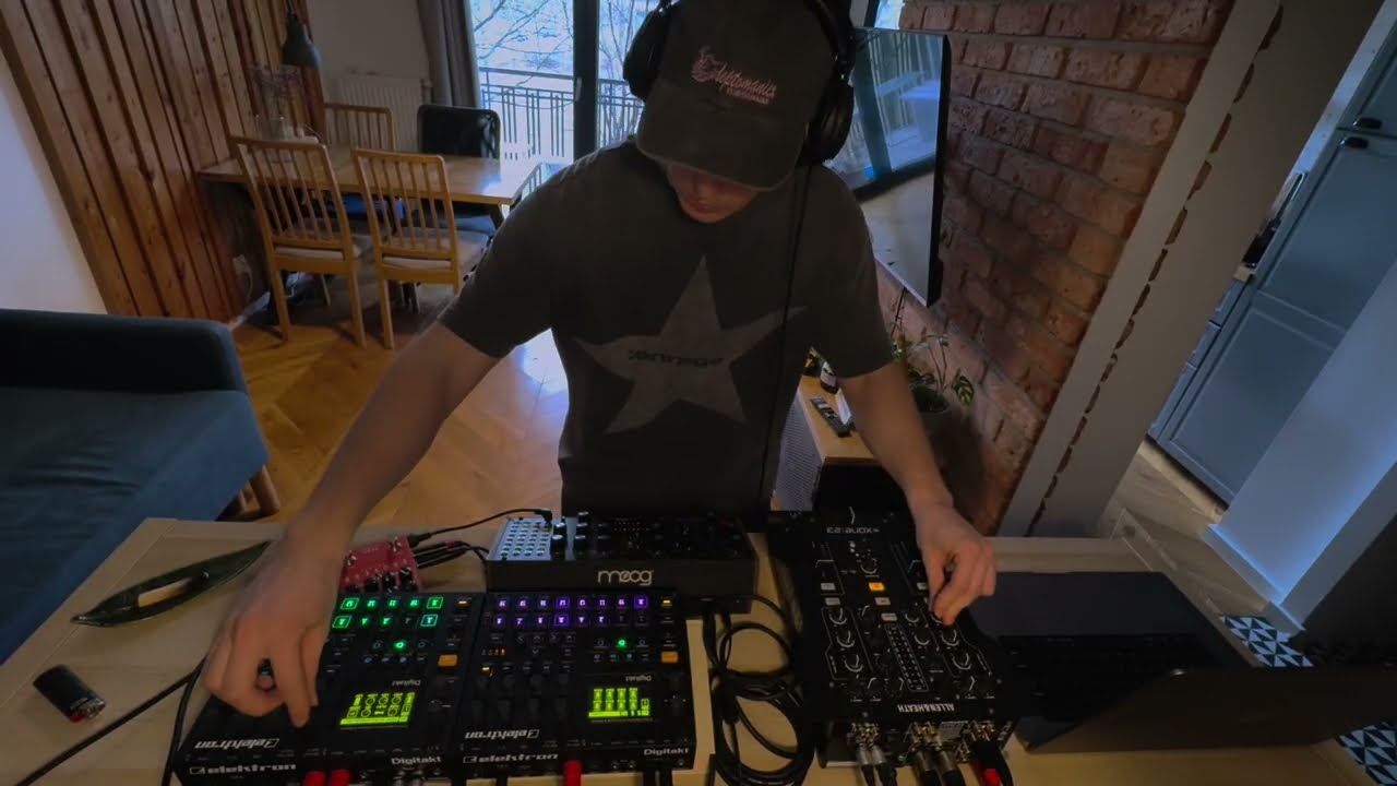 2x DIGITAKT & MOOG LABYRINTH // 140BPM // LIVE ACT #3