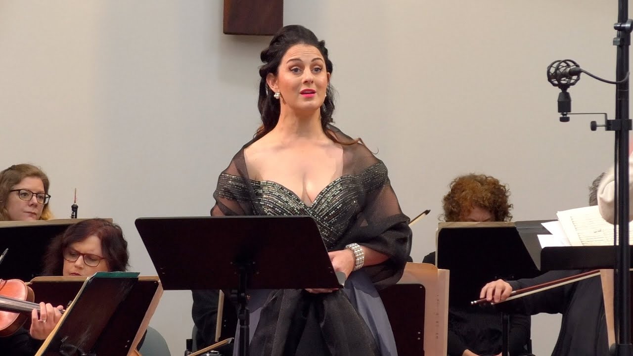 Elena Xanthoudakis sings 