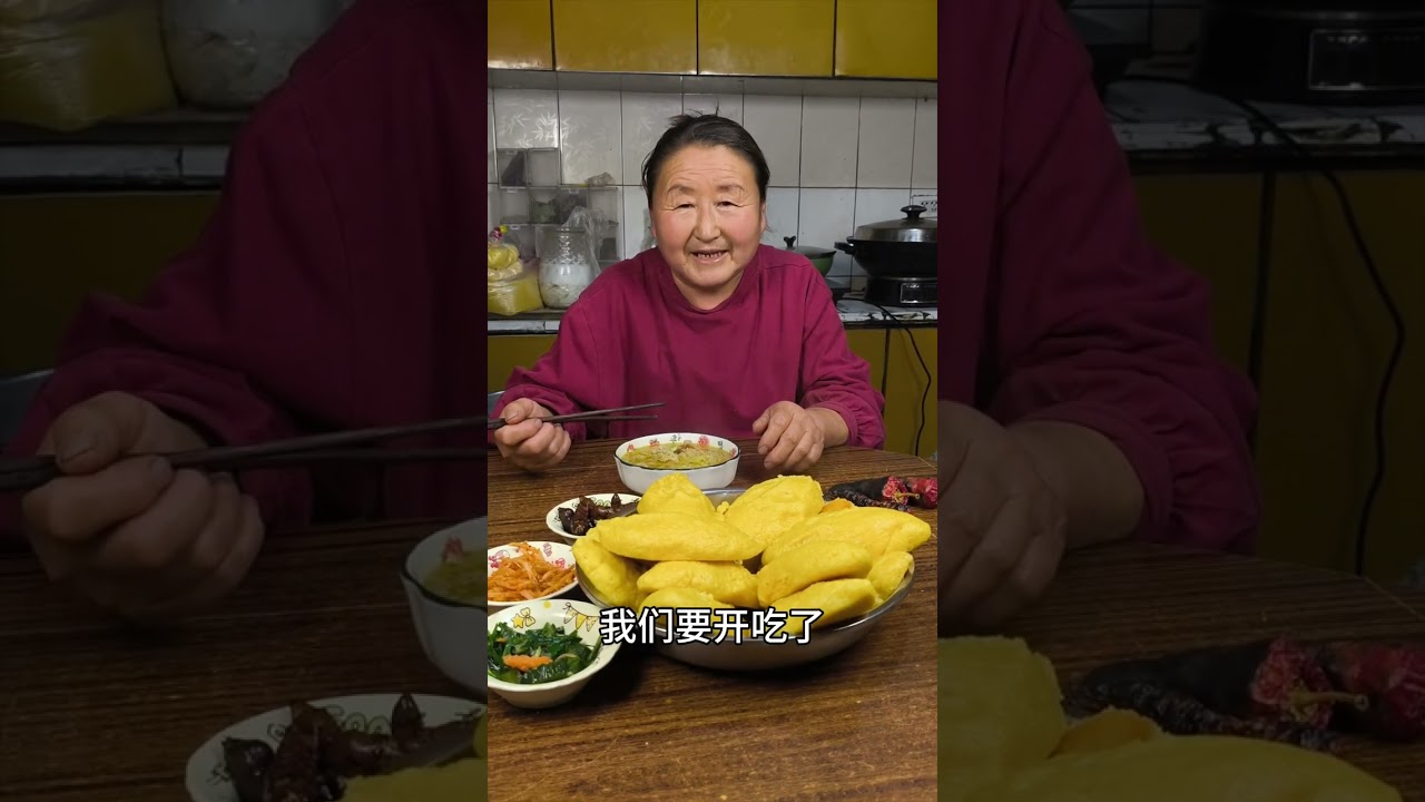 老妈今天做的  大饼子  酸菜汤  正宗东北味儿 #农村生活 #农村美食 #大饼子 #新农人计划2025 #黑土地上的农村生活