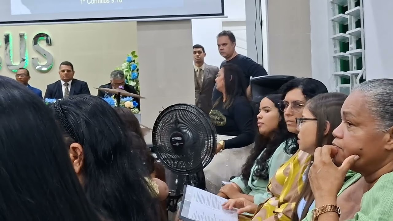 Banda feminina, do templo central,canta no encerramento das festividades, da CEADALPE, em IEADALPE-D