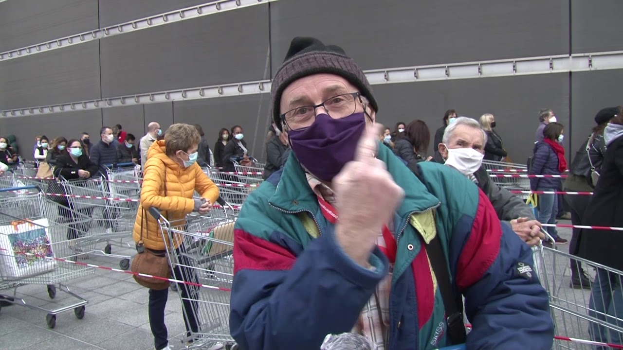 La foule devant un supermarché de Clermont-Ferrand