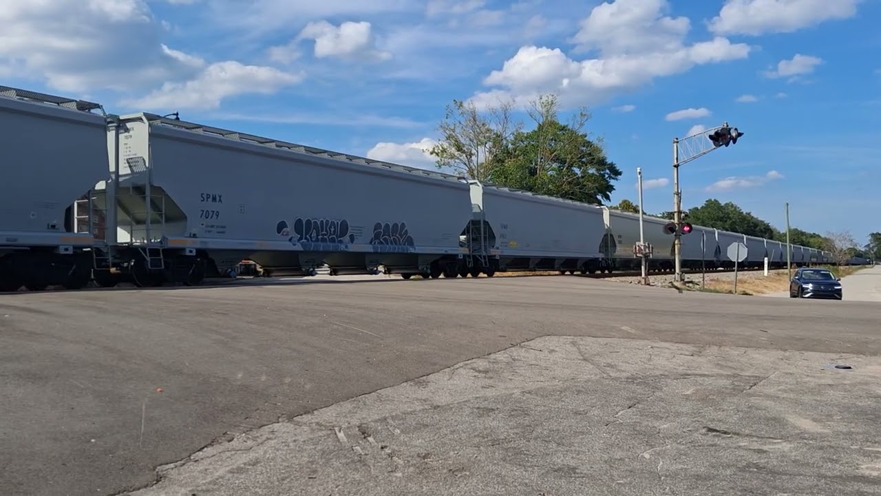CSX INTERMODEL & MANIFEST TRAIN MEET WHILE PASSING THRU KINGSTREE,SC