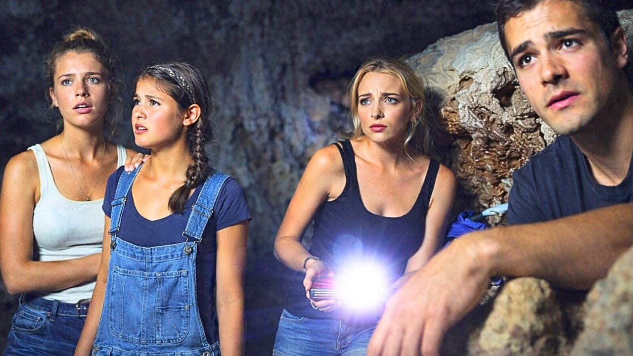 Trapped in a mysterious cave for 30 minutes, but 1,000 years have passed on Earth | Movie Recap