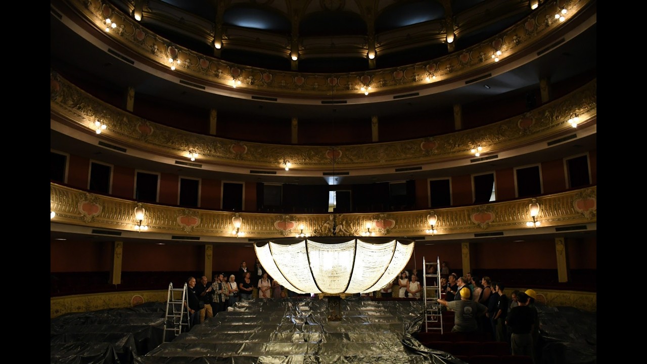 El Teatro Municipal bajó su histórica araña, un ritual místico abierto a los vecinos