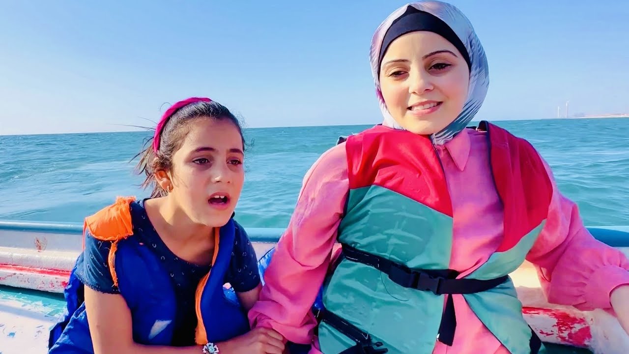 طلعنا على البحر جوليا خافت تطلع السفينة !! ولانا خافت بعد ما ركبت فوق الجمل !!
