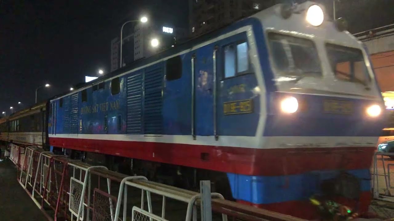 (15/2/2026) D19E 925 (mới ra cấp) kéo SE19 qua chắn Trường Chinh