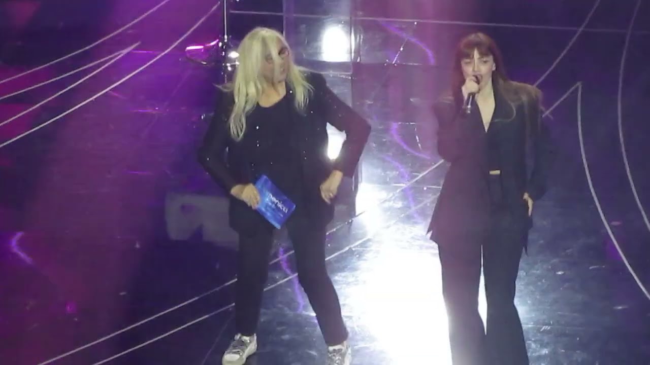 Il ballo virale di Mara Venier mentre Annalisa canta Sinceramente Sanremo Domenica in
