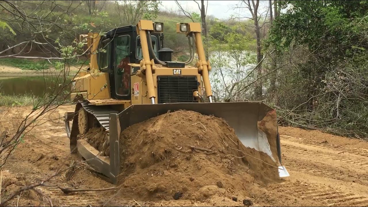 Trator de Esteira CAT D6 T dando um talento na propriedade