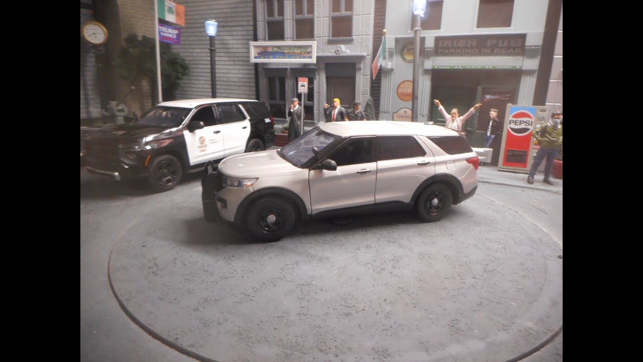 Unmarked Police 1/24 scale Ford Explorer with lights.