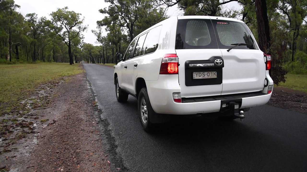 2016 Toyota LandCruiser GX (V8 diesel) 0-100km/h & engine sound
